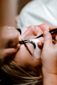 Eyelash extensions: tips and features